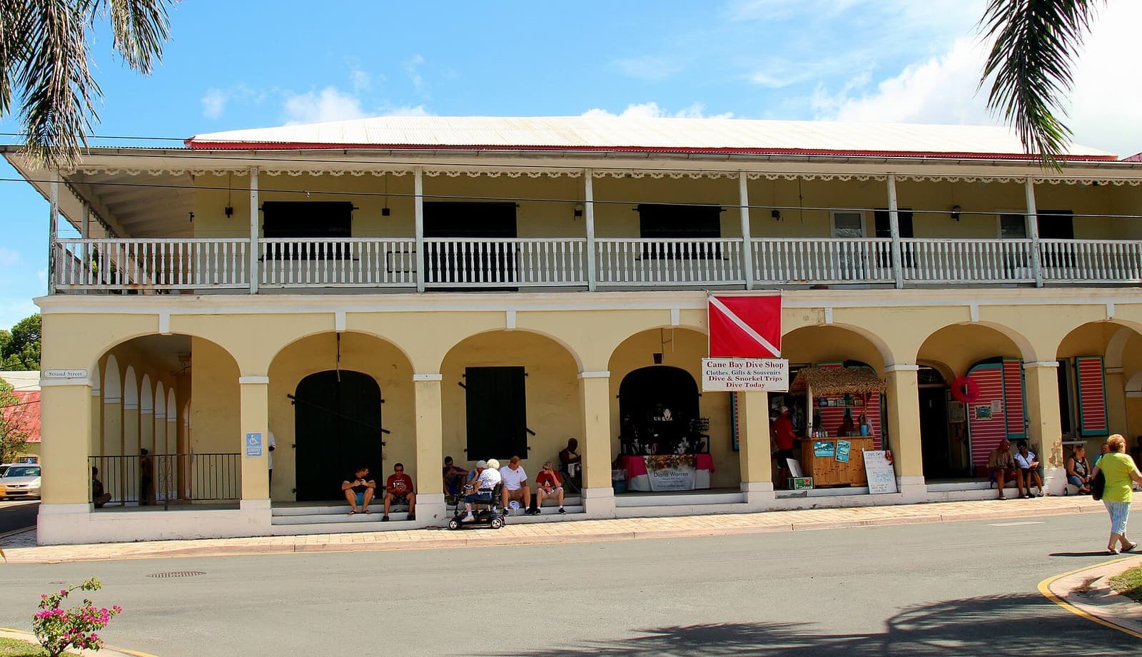 Les bâtiments à arcades en pierre et en bois du front de mer de Frederiksted, à St. Croix