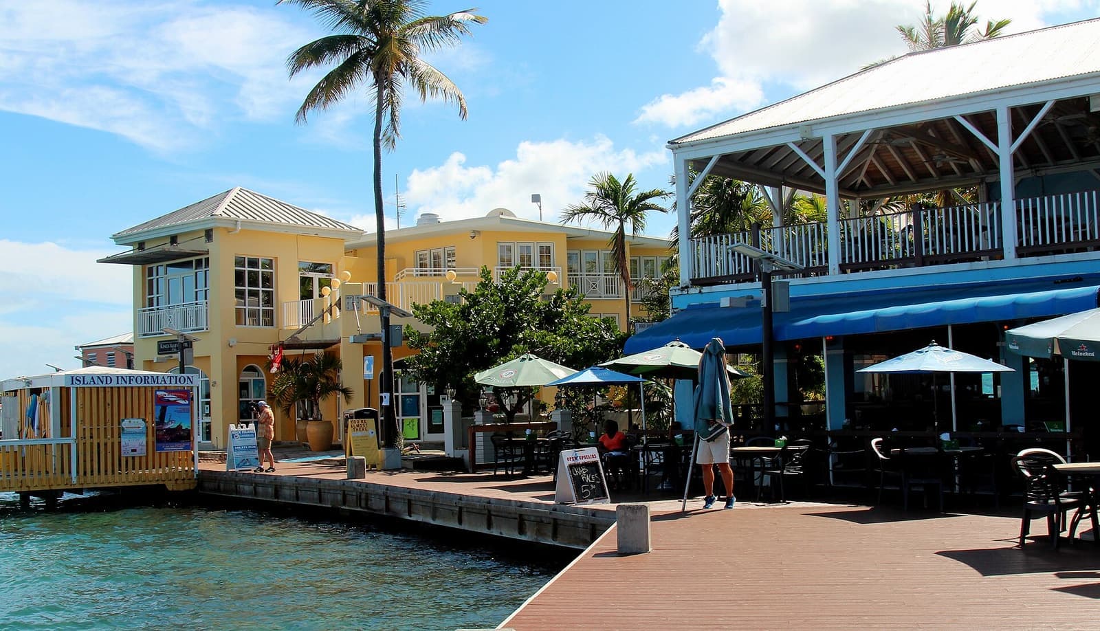 Restaurants et boutiques le long du boardwalk de Christiansted, à St. Croix