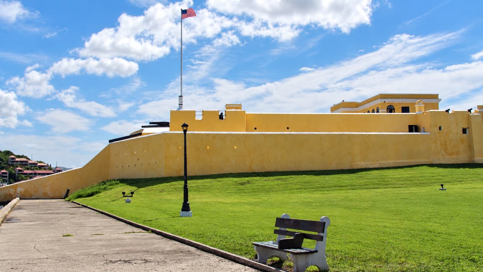 Les murs jaunes et la pelouse du fort Christiansvaern à Christiansted, St. Croix.