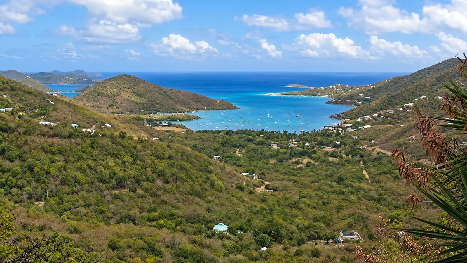 Bato ki ankre nan Coral Bay anba ti mòn St. John pandan sezon sèk la.